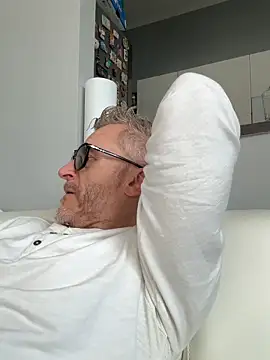 Snapshot of Axl_hot chatting on March 21, 2026, 1:37 pm Axl hot online show from March 21, 2026, 1:37 pm