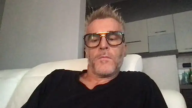 Snapshot of Axl_hot chatting on August 6, 2026, 8:20 am Axl hot online show from August 6, 2026, 8:20 am