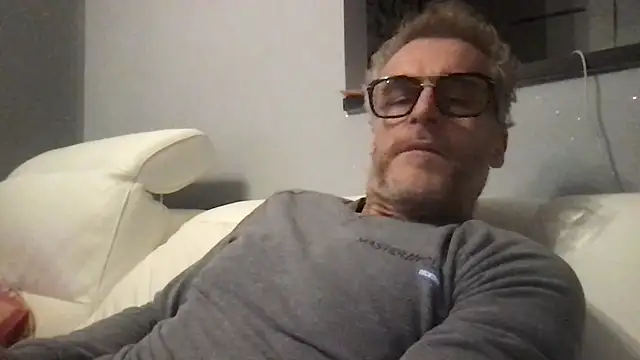 Snapshot of Axl_hot chatting on February 17, 2026, 11:02 pm Axl hot online show from February 17, 2026, 11:02 pm