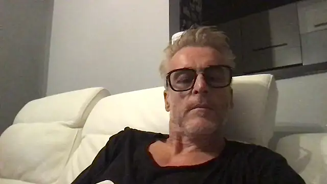 Snapshot of Axl_hot chatting on July 31, 2026, 7:22 pm Axl hot online show from July 31, 2026, 7:22 pm