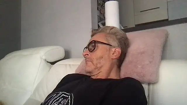 Snapshot of Axl_hot chatting on August 4, 2026, 10:42 am Axl hot online show from August 4, 2026, 10:42 am
