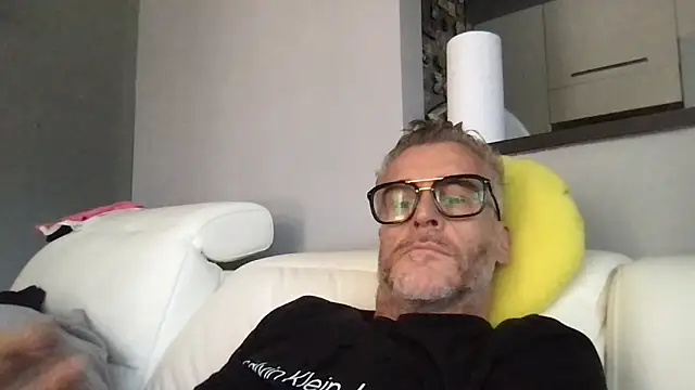 Axl hot online show from May 1, 2026, 12:54 pm