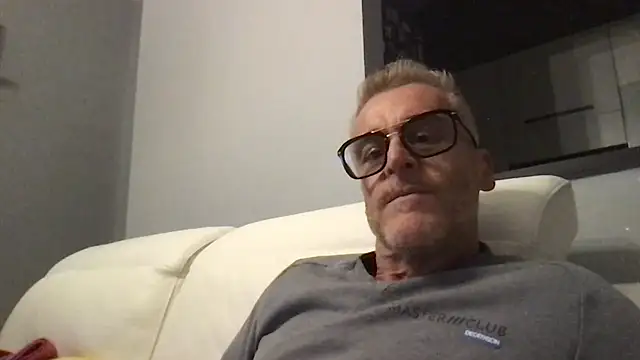 Axl hot online show from November 4, 2025, 5:28 pm