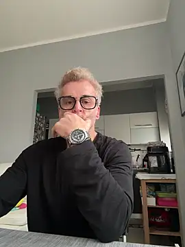 Snapshot of Axl_hot chatting on March 2, 2026, 8:32 am Axl hot online show from March 2, 2026, 8:32 am