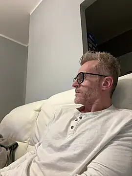 Snapshot of Axl_hot chatting on March 18, 2026, 6:31 pm Axl hot online show from March 18, 2026, 6:31 pm