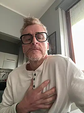 Snapshot of Axl_hot chatting on March 22, 2026, 4:30 pm Axl hot online show from March 22, 2026, 4:30 pm