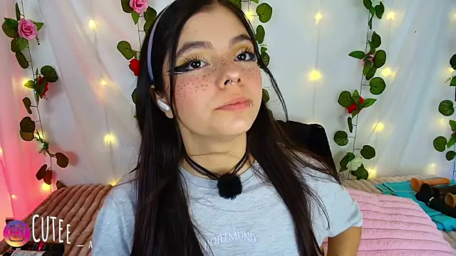 Snapshot of cutee_andrea chatting on October 31, 2025, 2:41 am cutee andrea online show from October 31, 2025, 2:41 am