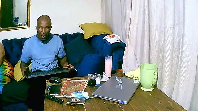 Snapshot of TheeBigPump chatting on November 27, 2025, 10:43 pm TheeBigPump online show from November 27, 2025, 10:43 pm