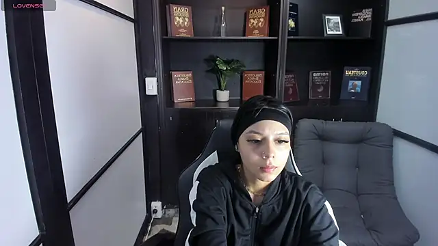 IvonnePrince  online show from October 7, 2025, 1:12 pm