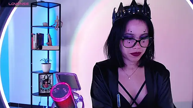 girldom online show from October 14, 2025, 4:29 pm