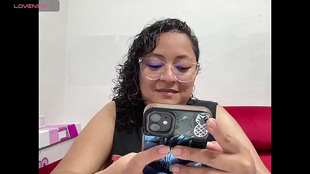 Sophiaburton online show from September 18, 2025, 8:34 pm