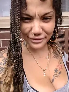 Snapshot of Av3ryyBe3 chatting on July 7, 2026, 4:10 pm Av3ryyBe3 online show from July 7, 2026, 4:10 pm