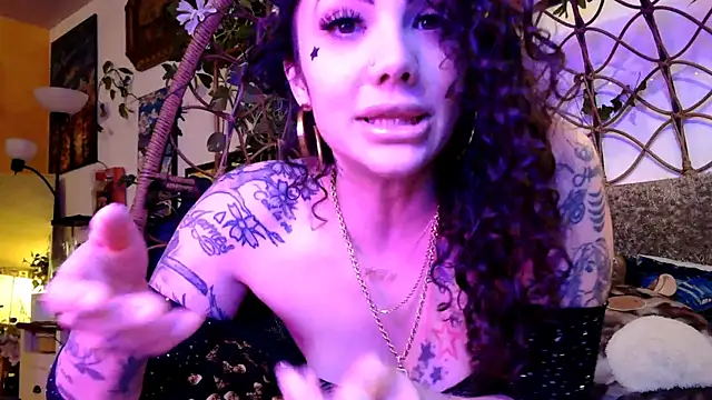 Snapshot of Av3ryyBe3 chatting on February 11, 2026, 12:43 am Av3ryyBe3 online show from February 11, 2026, 12:43 am