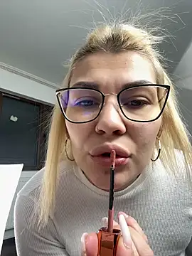 MiaKiittyy online show from December 18, 2025, 1:22 am