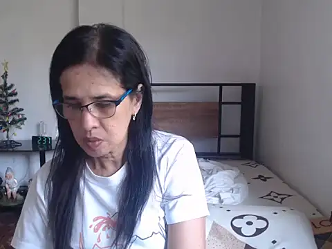 Snapshot of Prettysweetmum chatting on April 12, 2026, 6:38 am Prettysweetmum online show from April 12, 2026, 6:38 am