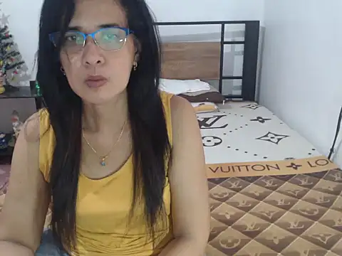 Snapshot of Prettysweetmum chatting on April 24, 2026, 7:32 am Prettysweetmum online show from April 24, 2026, 7:32 am