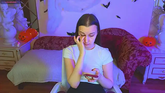 Kelly Cartier online show from October 17, 2025, 12:29 pm