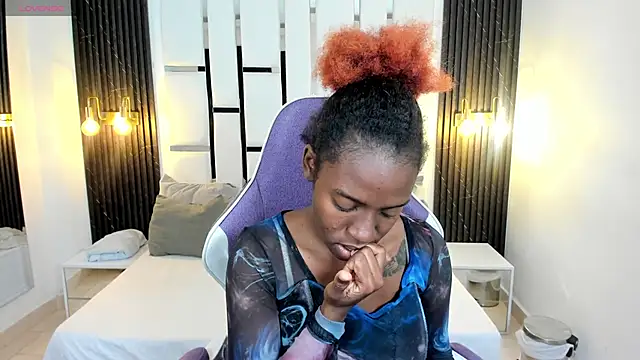  emma willliams  online show from November 12, 2025, 1:59 pm