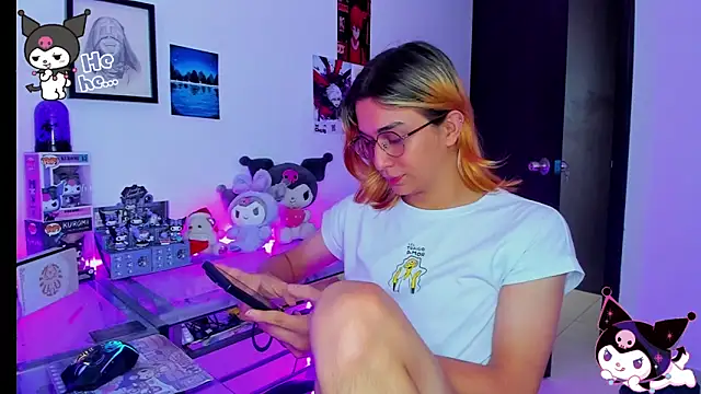 Snapshot of KeitaMoon chatting on November 19, 2025, 7:58 pm KeitaMoon online show from November 19, 2025, 7:58 pm