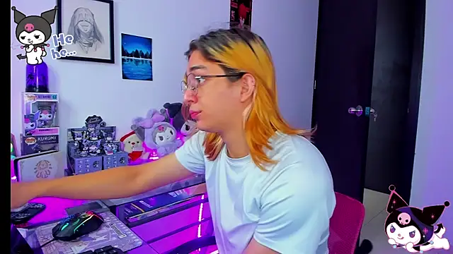 Snapshot of KeitaMoon chatting on December 2, 2025, 1:57 pm KeitaMoon online show from December 2, 2025, 1:57 pm