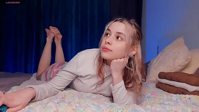 VedaSchulz online show from November 18, 2025, 6:44 pm