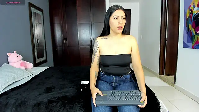 Snapshot of marianaandvalen chatting on June 19, 2026, 12:33 pm marianaandvalen online show from June 19, 2026, 12:33 pm