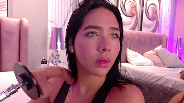 HilaryQueen online show from December 19, 2025, 8:27 am