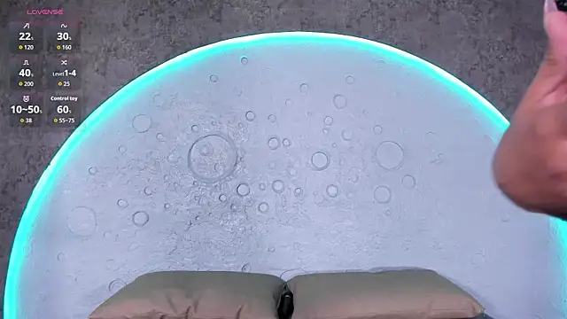 Snapshot of ReinaChloe chatting on October 15, 2025, 4:37 pm ReinaChloe online show from October 15, 2025, 4:37 pm