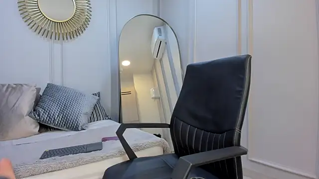 Snapshot of CharlotteBrownn_ chatting on October 14, 2025, 12:28 pm CharlotteBrownn online show from October 14, 2025, 12:28 pm