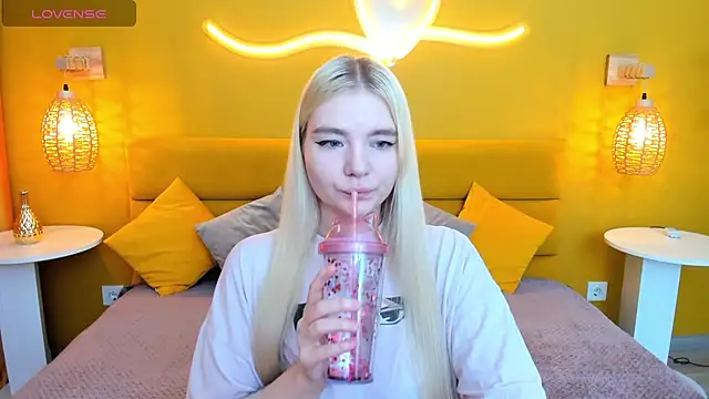 Snapshot of RuthBryant chatting on October 18, 2025, 12:45 am RuthBryant online show from October 18, 2025, 12:45 am