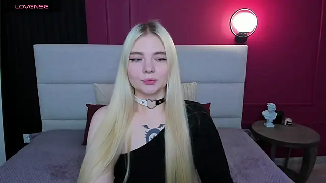 Snapshot of RuthBryant chatting on November 18, 2025, 12:37 am RuthBryant online show from November 18, 2025, 12:37 am