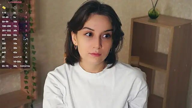 EliseMilby online show from December 19, 2025, 7:33 am