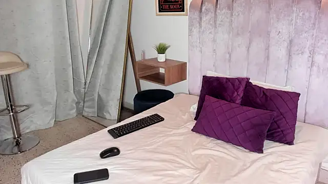 samaantha lux online show from February 17, 2026, 10:23 am