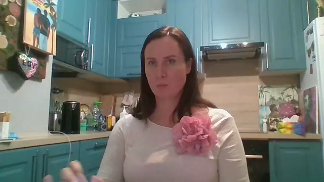 ALICAINWONDERLAND online show from November 4, 2025, 5:28 pm