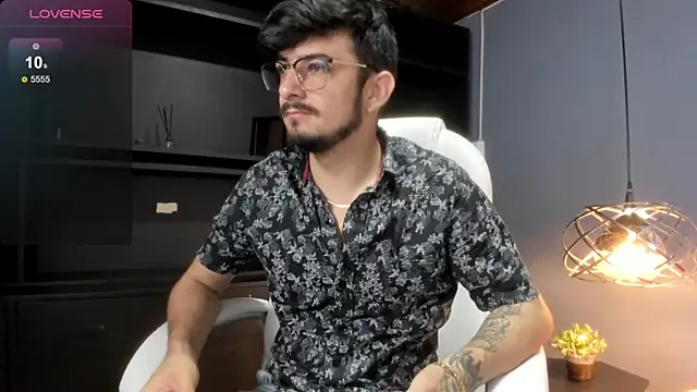 AaronFuentes7 online show from September 24, 2025, 5:41 pm