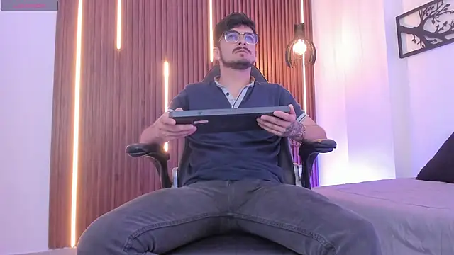 AaronFuentes7 online show from September 27, 2025, 7:31 pm