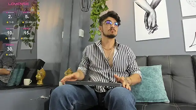 AaronFuentes7 online show from September 19, 2025, 6:01 pm