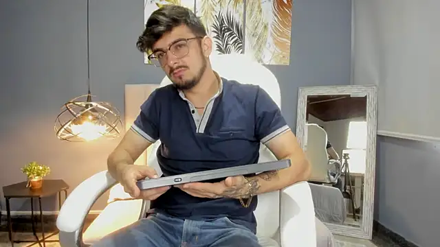 AaronFuentes7 online show from September 17, 2025, 5:37 pm