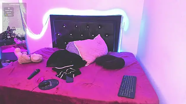 samiacooper25 online show from November 26, 2025, 9:37 pm