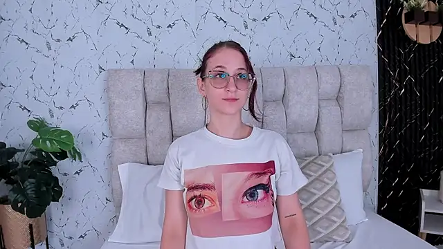 Snapshot of Laura_Ivy chatting on November 11, 2025, 12:55 pm Laura Ivy online show from November 11, 2025, 12:55 pm