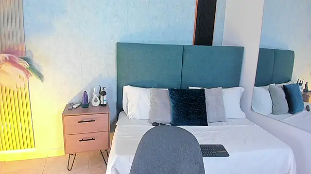 Snapshot of Laura_Ivy chatting on March 12, 2026, 12:31 pm Laura Ivy online show from March 12, 2026, 12:31 pm