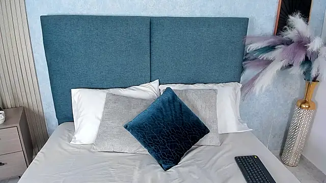 Snapshot of Laura_Ivy chatting on November 27, 2025, 1:00 pm Laura Ivy online show from November 27, 2025, 1:00 pm