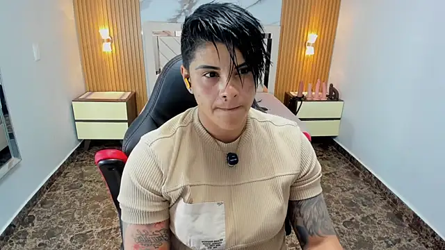 KAROLLJONES1 online show from April 28, 2026, 7:29 pm