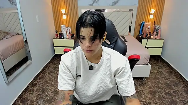 KAROLLJONES1 online show from January 6, 2026, 7:18 pm