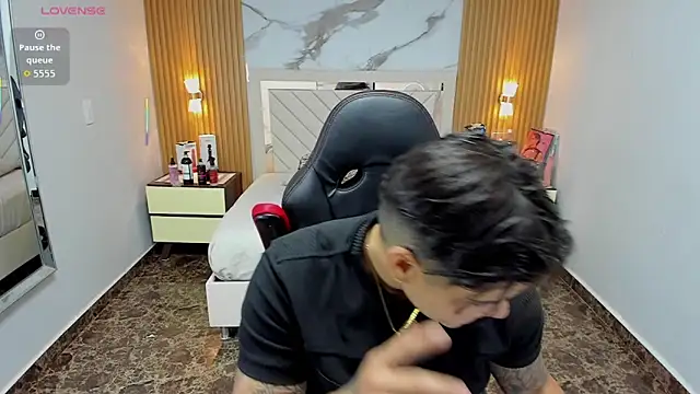 Snapshot of KAROLLJONES1 chatting on October 29, 2025, 7:35 pm KAROLLJONES1 online show from October 29, 2025, 7:35 pm