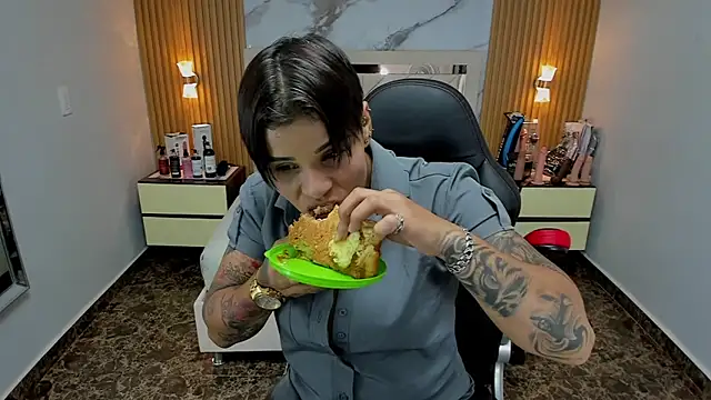 Snapshot of KAROLLJONES1 chatting on November 6, 2025, 8:02 pm KAROLLJONES1 online show from November 6, 2025, 8:02 pm