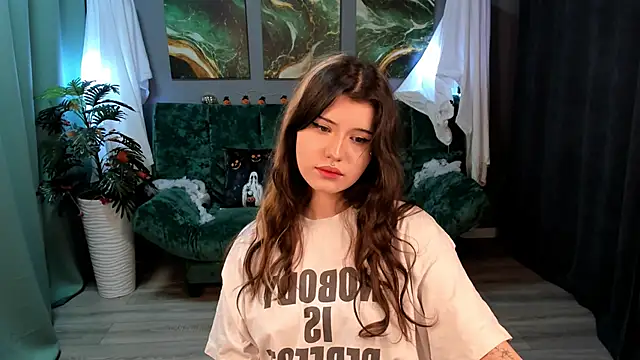 AnoraDark online show from November 5, 2025, 6:33 pm