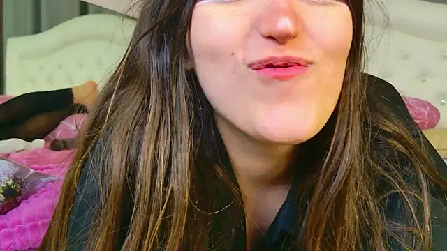 Snapshot of kamila_blush chatting on October 28, 2025, 10:03 am kamila blush online show from October 28, 2025, 10:03 am