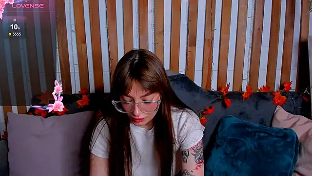 Snapshot of Emily_Tylerr chatting on November 9, 2025, 10:30 am Emily Tylerr online show from November 9, 2025, 10:30 am