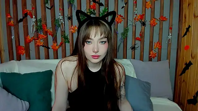 Snapshot of Emily_Tylerr chatting on October 28, 2025, 1:06 am Emily Tylerr online show from October 28, 2025, 1:06 am